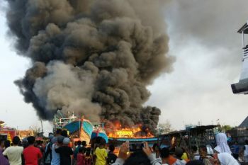 Lima kapal nelayan ludes terbakar