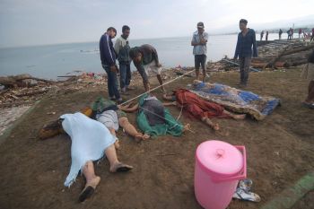Warga Timika berdoa-kumpulkan donasi untuk Palu