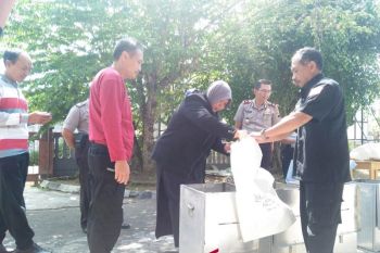 KPU Temanggung bongkar kotak suara Pilkada 2018