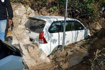Mobil tertimbun longsor