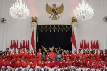 Presiden menyapa GBK dari tenda pengungsi Lombok