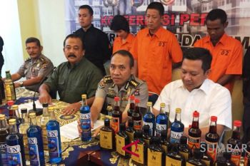 Pasangan suami istri ini ditangkap polisi karena memproduksi minuman beralkohol ilegal