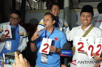 Usai undian, pendukung Prabowo-Sandi langsung kenakan atribut nomor 2