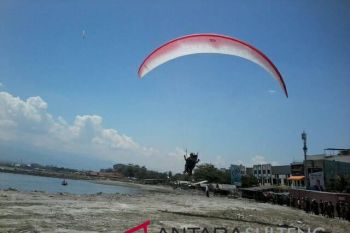 Warga Kota Palu antusias saksikan olahraga paralayang
