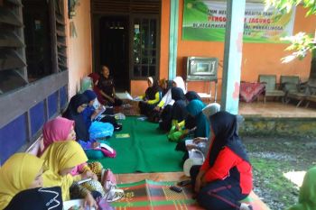Tim Unsoed latih warga Purbalingga olah makanan berbahan jagung