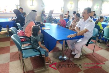 Penumpang KM Dorolonda dihibur kru Pelni