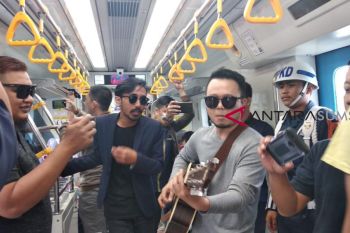 ST 12 ngamen di dalam trainset LRT Palembang