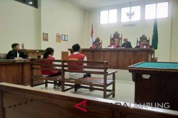 Pasangan suami istri tersandung kasus narkoba menangis di persidangan