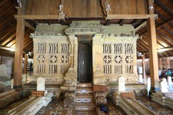 Pelepasan mori penutup makam Sunan Kudus diiringi tahlil