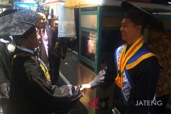 Anak penjual mi jadi wisudawan  terbaik FH UMP