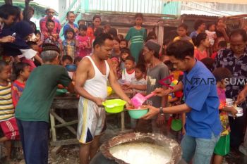Peringati 10 Muharram, ribuan mangkok bubur asyuro ludes