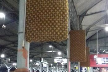 Papan iklan rokok di Stasiun Tugu Yogyakarta berganti batik