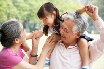 Merawat cucu jaga ketajaman otak lansia