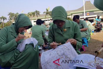 Ratusan istri tentara Kodam Diponegoro membatik massal