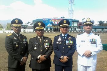 Pemberian penghargaan warnai peringatan HUT TNI ke-73