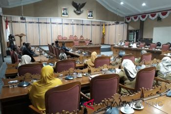 Pemkab diminta tinjau ulang pemberhentian pegawai kontrak