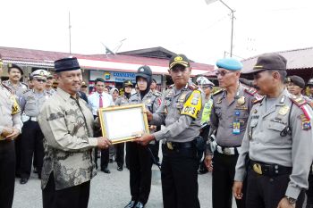 Selesaikan konflik antarnagari, Yayasan Pesantren anugerahi penghargaan Kapolres Solok Kota