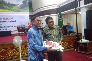 Kepiawaian berpantun Irwan Prayitno dapat sanjungan Anwar Ibrahim