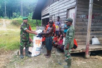 Babinsa Koramil Web bagikan pakaian layak pakai kepada warga