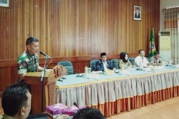 Personil TNI dikerahkan buka jalan ke Desa Halimaung Jaya