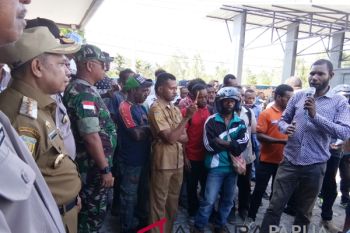 Masyarakat adat demo di kantor Bupati Keerom