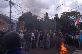 Pospol Sabang terbakar saat ricuh di sekitar Bawaslu