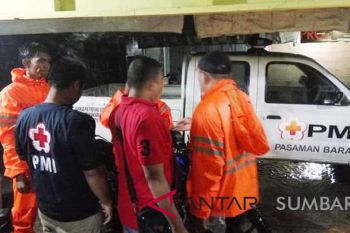 Tim gabungan BPBD, PMI dan SAR Pasaman Barat bantu evakuasi korban banjir