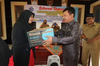 Tingkatkan ekonomi, puluhan tenaga kerja Padang Panjang terima bantuan sarana usaha