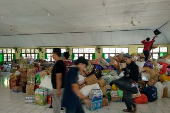 sumbangan terus berdatangan di asrama haji makassar