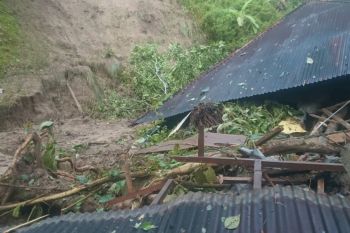 Tanah longsor timbun dua rumah di Padang Pariaman (Video)