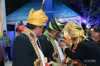 Gubernur dianugrahi "Sangia Barakati" di Muna Barat