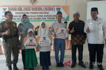 Baznas Pesisir Selatan serahkan beasiswa ke 339 pelajar