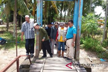 Bupati Pasaman Barat Kunjungi-Bantu Korban Banjir Sikabau