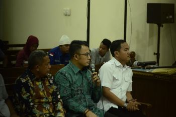 Saksi mengaku antarkan uang kepada Bupati