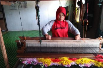 Dari pembantu jadi pengajar tenun sukarela, Maybank menginspirasi