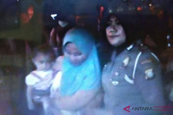 Pegungsi lansia dan anak-anak tiba di Makassar