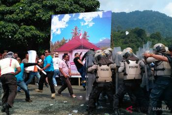 Polres Solok Selatan memilih pasar sebagai lokasi simulasi pengamanan Pemilu (video)