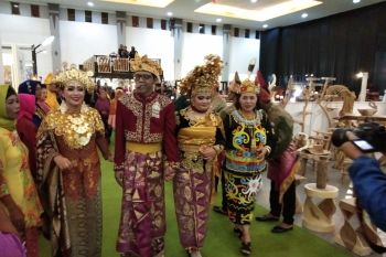 Sepasang pengantin "nikah unik" di pameran kerajinan