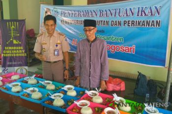 Tingkatkan konsumsi ikan, KKP serahkan dua ton ikan ke pesantren