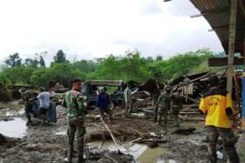 TNI-Polri bantu warga bersihkan material sisa banjir