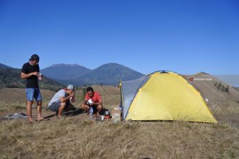 Kemah Di Kawah Wurung