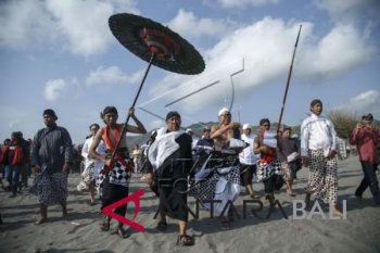 Prosesi Labuhan di Pantai Parangkusumo