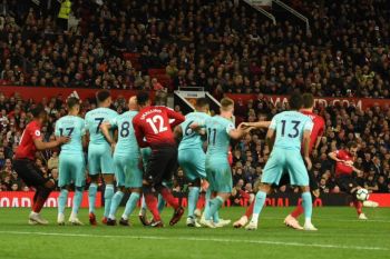 Manchester United atasi Everton 2-1