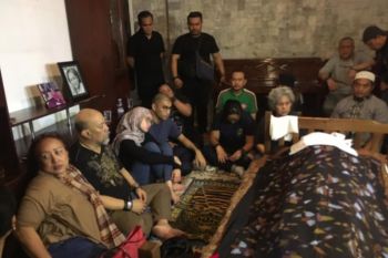 TPU Karet Bivak, tempat pemakaman istri Indro Warkop
