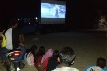 Warga Parigi antusias nonton film bersama