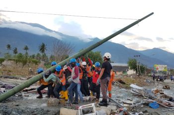 PLN  belum bangun kembali tiang listrik roboh