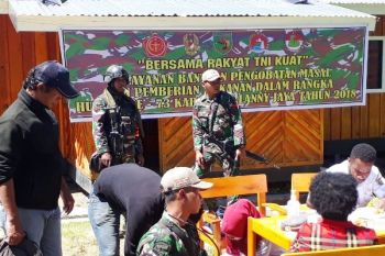 Koramil Tiom gelar pengobatan massal terkait HUT TNI