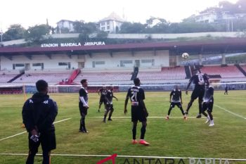 Boaz Solossa dipastikan absen saat Persipura menjamu Persib