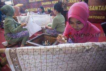 Rekor membatik bersama