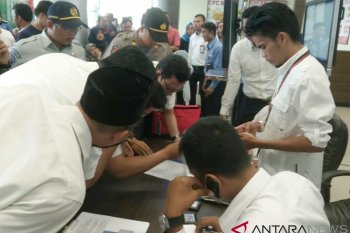 Ketahui pesawat LIon Air jatuh, keluarga korban histeris